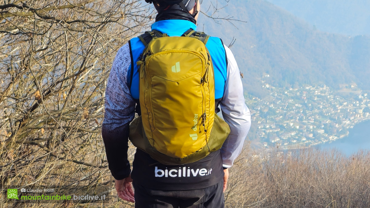 Foto di Claudio Riotti durante il test dello zaino Deuter Attack 16 2026.