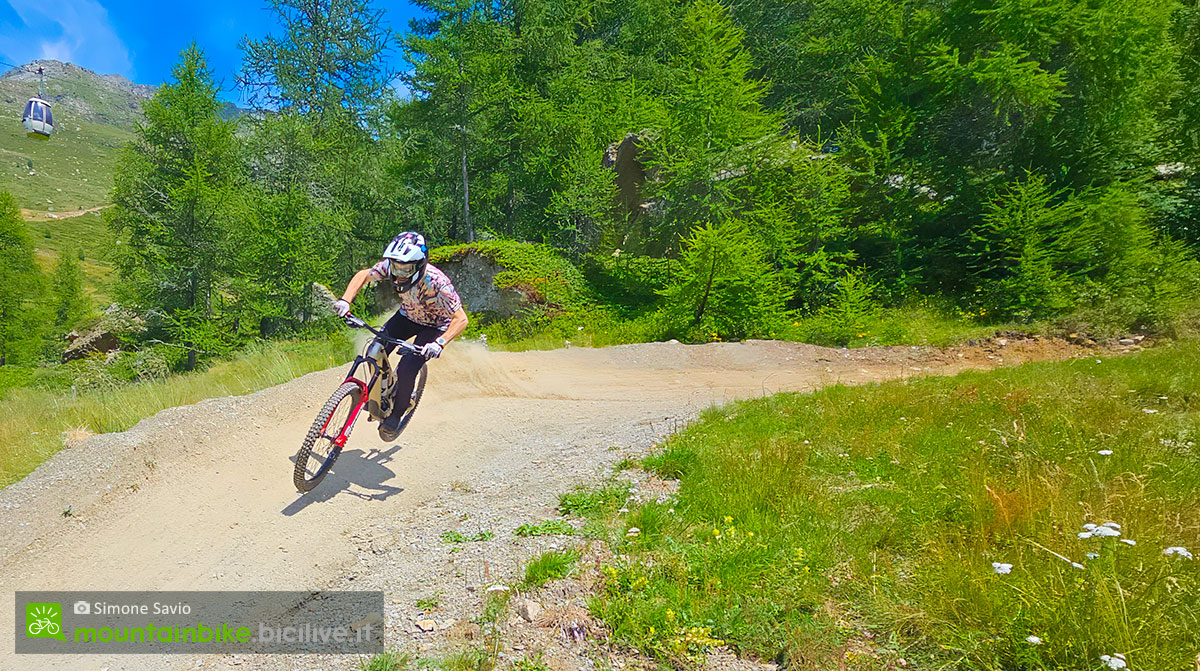 Foto di Claudio Riotti durante il test del pneumatico Schwalbe Romy Gravity Pro radiale a Madesimo (SO).