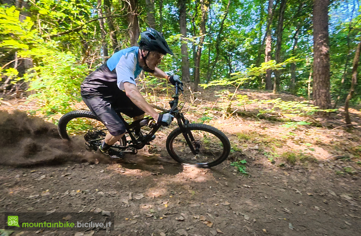 Foto di Claudio Riotti durante il test della MTB Giant Stance 2026 in un bosco.