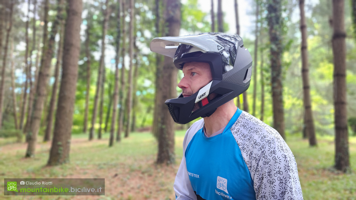 Foto di Claudio Riotti durante il test del casco integrale Leatt Gravity 5.0 in un bosco.