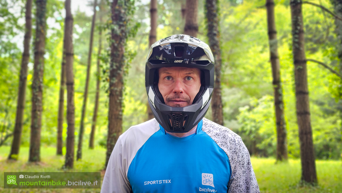 Foto di Claudio Riotti durante il test del casco integrale Leatt Gravity 5.0 in un bosco.
