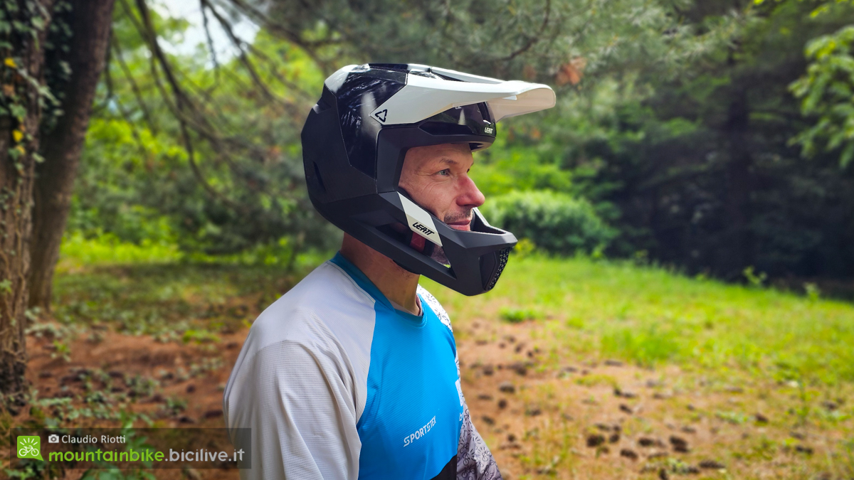 Foto di Claudio Riotti durante il test del casco integrale Leatt Gravity 5.0 in un bosco.