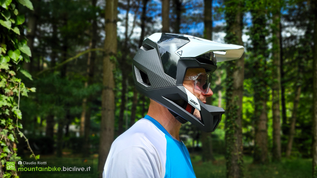 Foto di Claudio Riotti durante il test del casco integrale Leatt Gravity 5.0 in un bosco.
