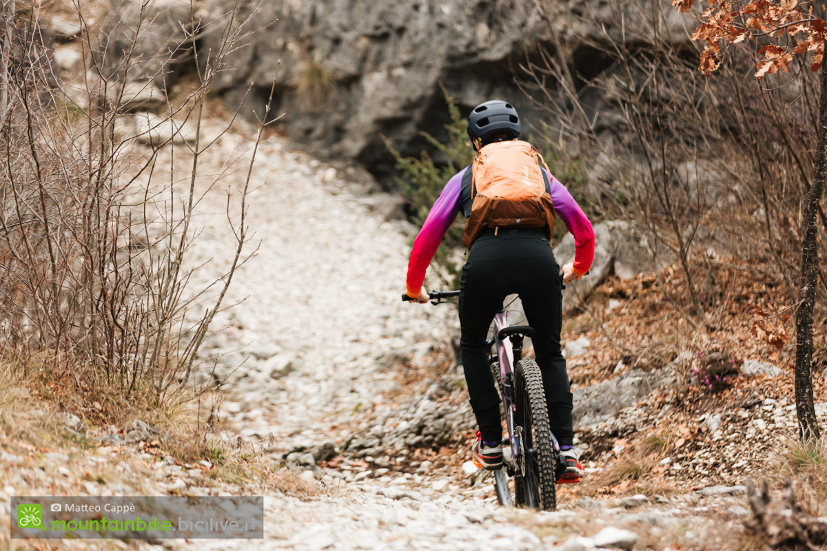 Foto di Beatrice Pontalti durante il test dello zaino MTB Deuter Attack 14 SL 2026