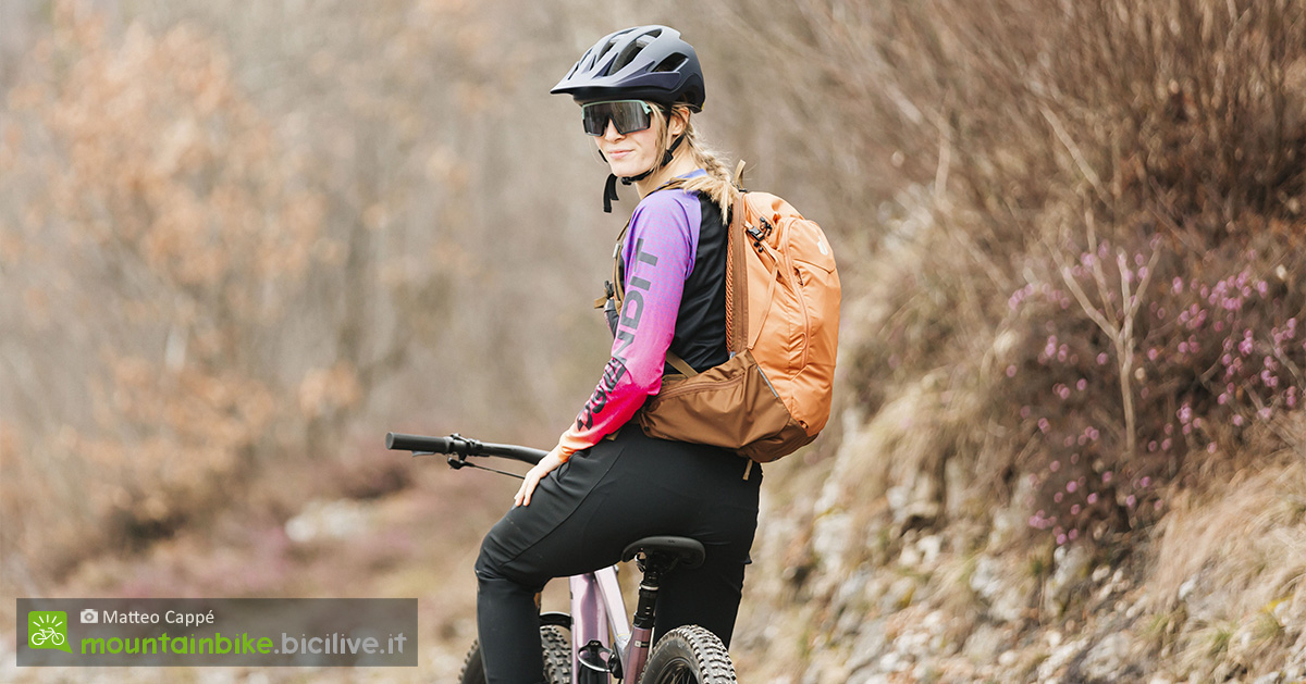 Foto di Beatrice Pontalti durante il test dello zaino MTB Deuter Attack 14 SL 2026